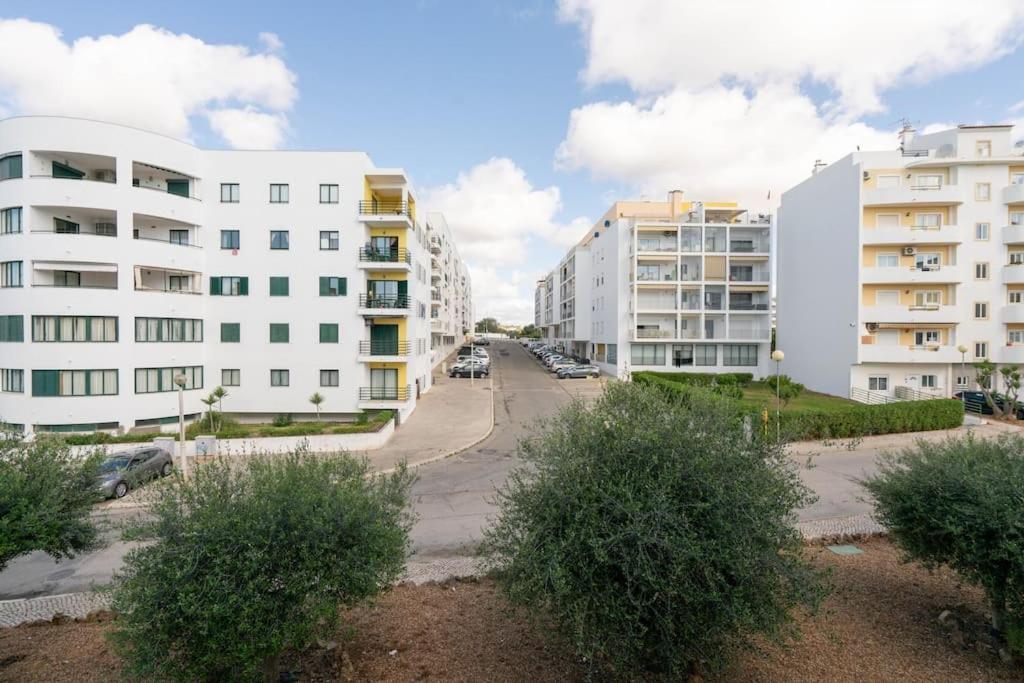 Casa Oliveira - Sunny 2-Bed Retreat Steps From The Beach Armacao de Pera Luaran gambar