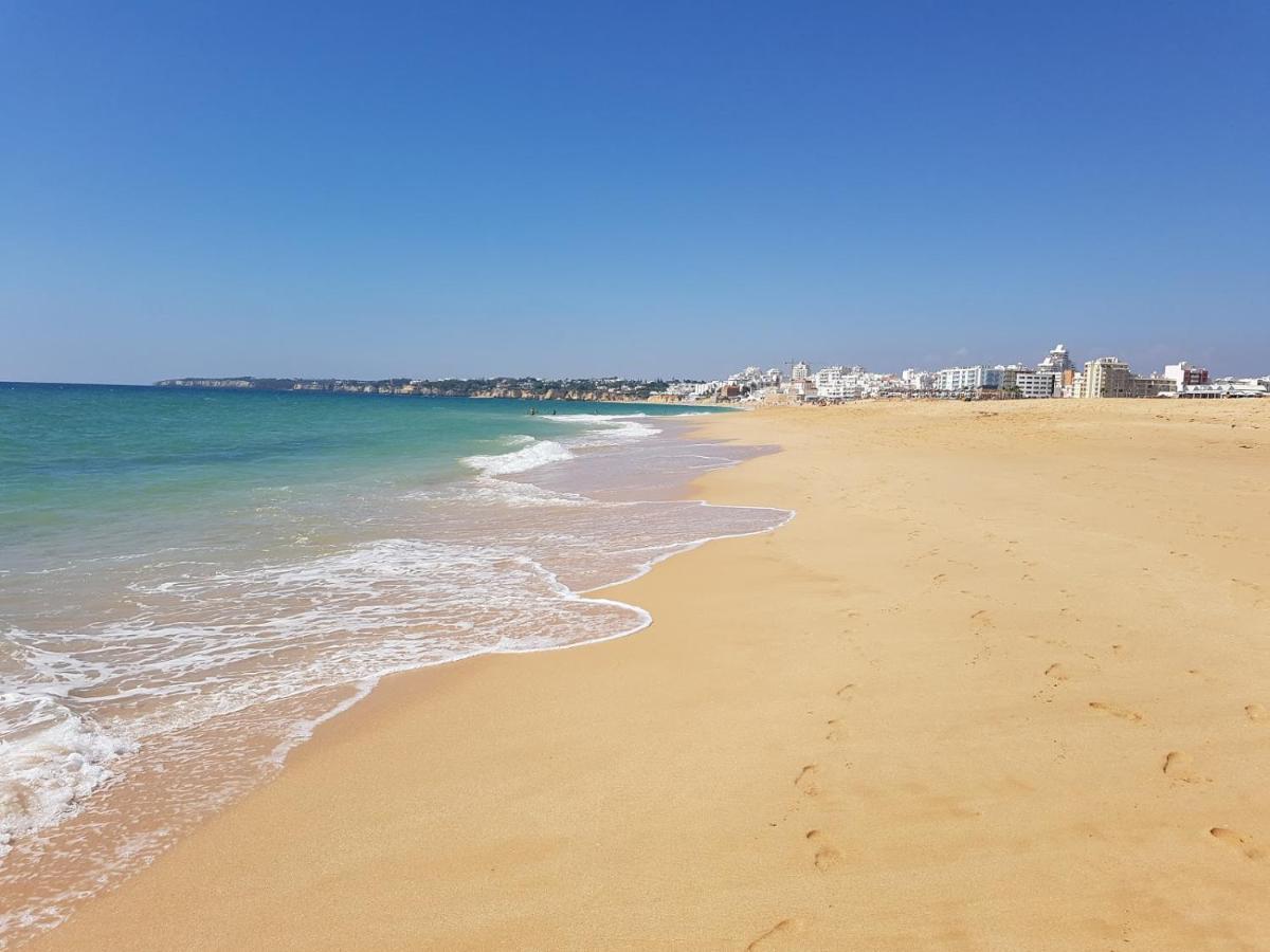 Casa Oliveira - Sunny 2-Bed Retreat Steps From The Beach Armacao de Pera Luaran gambar