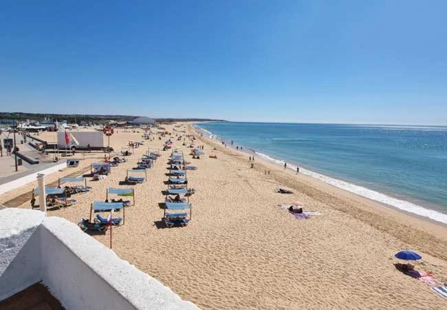 Casa Oliveira - Sunny 2-Bed Retreat Steps From The Beach Armacao de Pera Luaran gambar