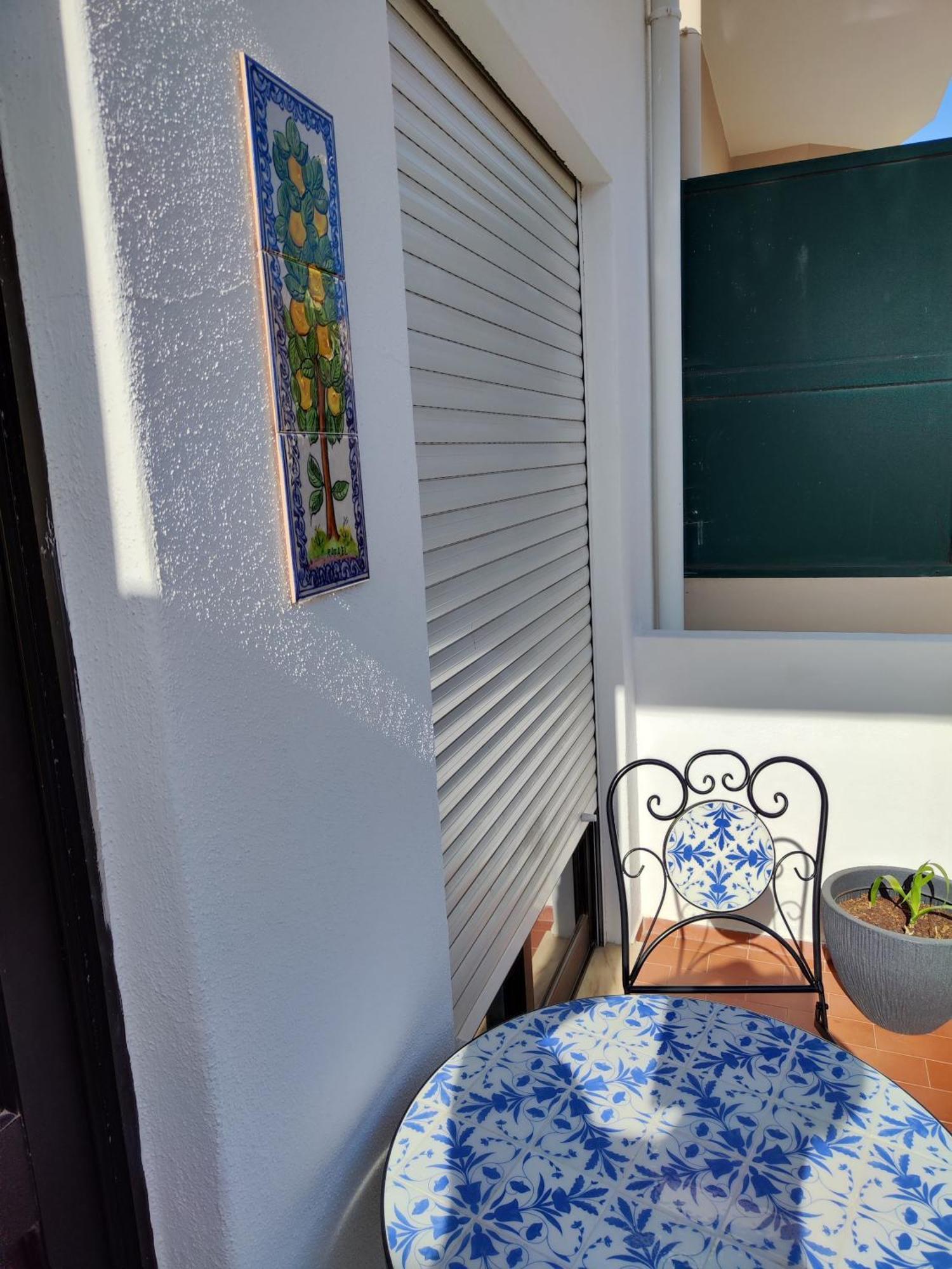 Casa Oliveira - Sunny 2-Bed Retreat Steps From The Beach Armacao de Pera Luaran gambar